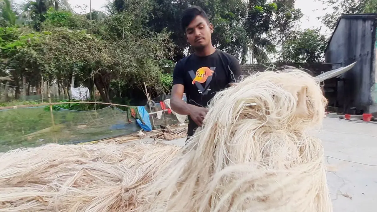 ফেলে দেওয়া কলাগাছে স্বাবলম্বী জুয়েল