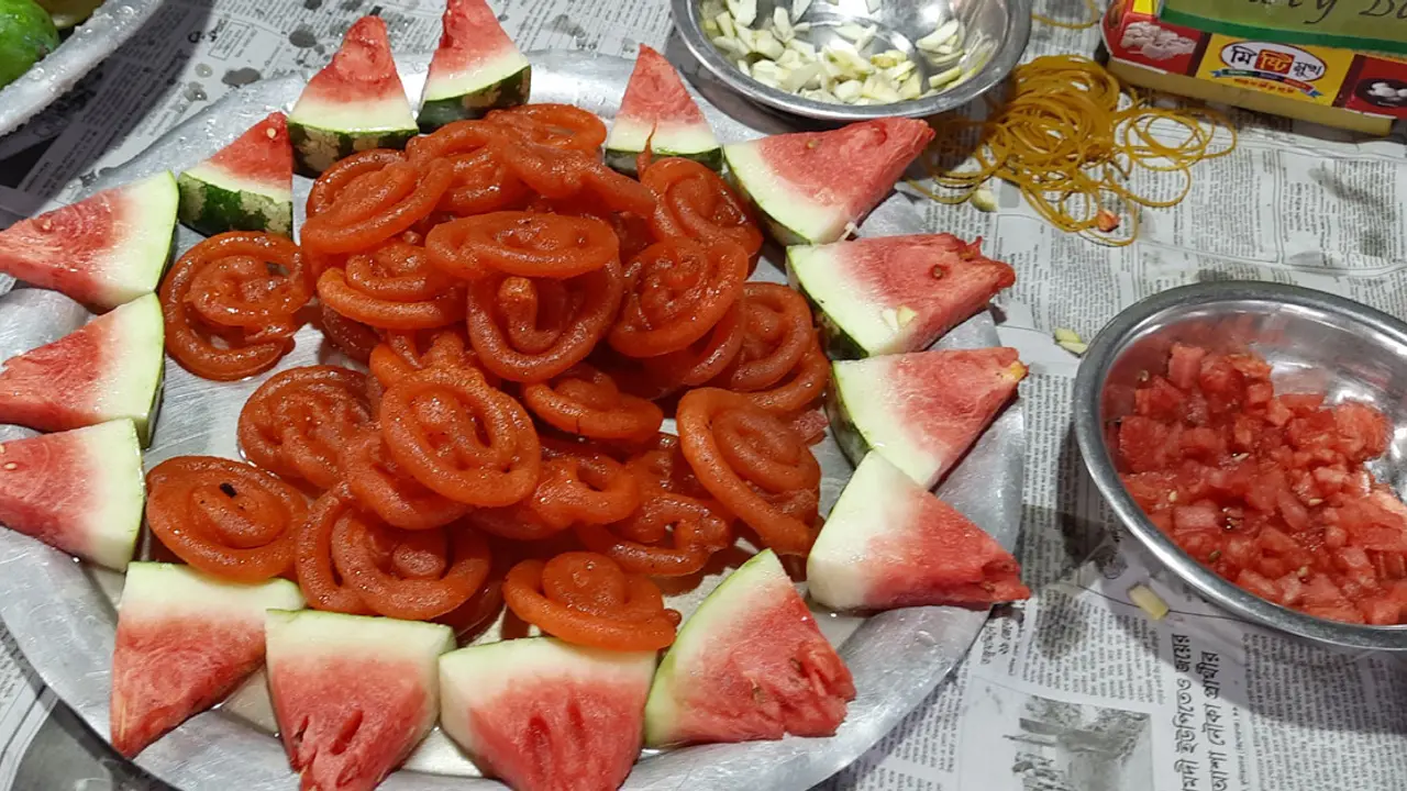 ক্রেতা টানছে তরমুজের জিলাপি