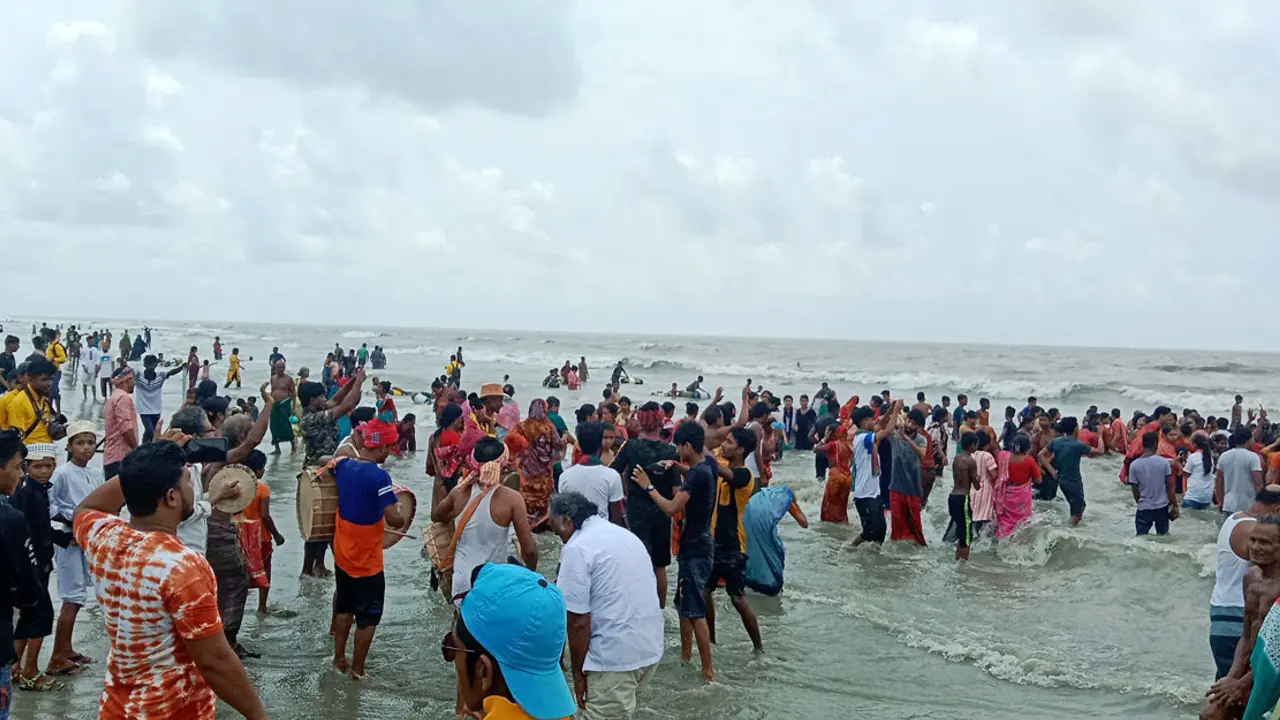 ঈদের ছুটিতে কুয়াকাটা সৈকতে হাজারো পর্যটক