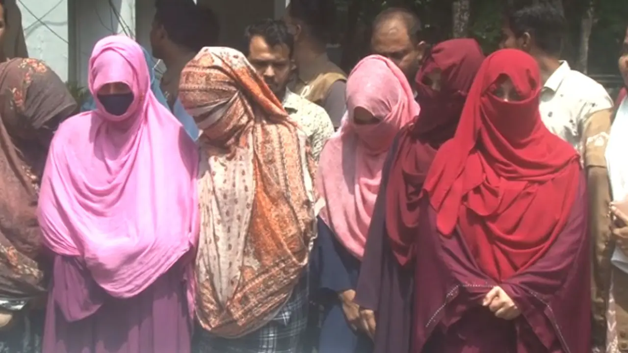 শিক্ষক নিয়োগ পরীক্ষায় ভুয়া প্রশ্নপত্র দিয়ে প্রতারণা, আটক ১৩