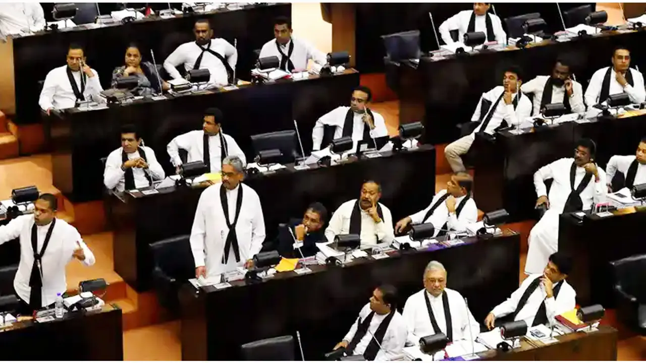 শ্রীলঙ্কার সরকারের বিরুদ্ধে অনাস্থা প্রস্তাব, বসেছে সংসদ