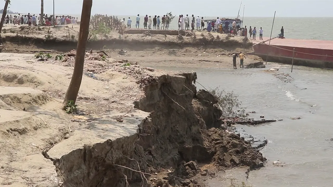 লক্ষ্মীপুরে উপকূলে ভাঙন আতঙ্কে মানুষ