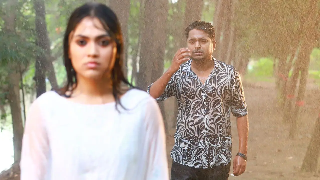 বৃষ্টিতে ভিজে সখীকে খুঁজছেন মিলন