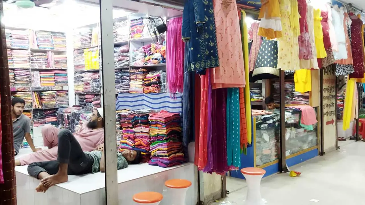 ক্রেতাশূন্য বিপণিবিতানে পুষ্পা-কাঁচা বাদামের পসরা
