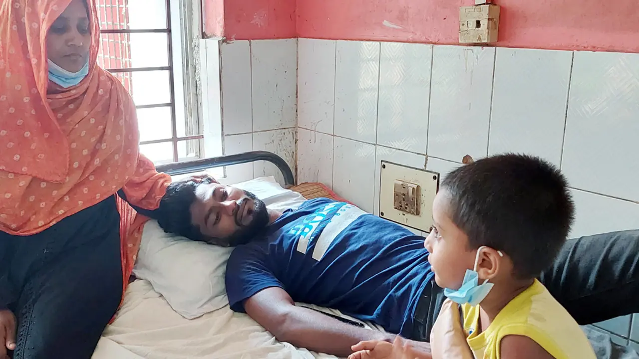 দোকান থেকে জুতা না কেনায় মা-ছেলেকে মারধর