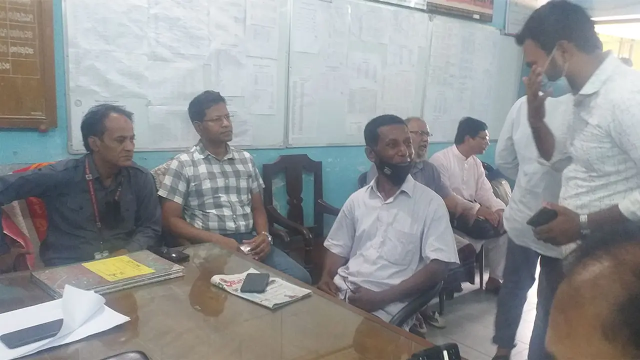 ২৩ দিন পর কর্মস্থলে ফিরলেন শিক্ষক হৃদয় মণ্ডল