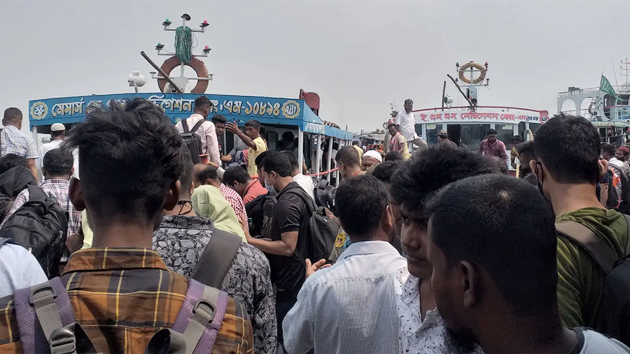শিমুলিয়ায় ভোর থেকে যাত্রীর চাপ, পারের অপেক্ষায় ৫০০ গাড়ি