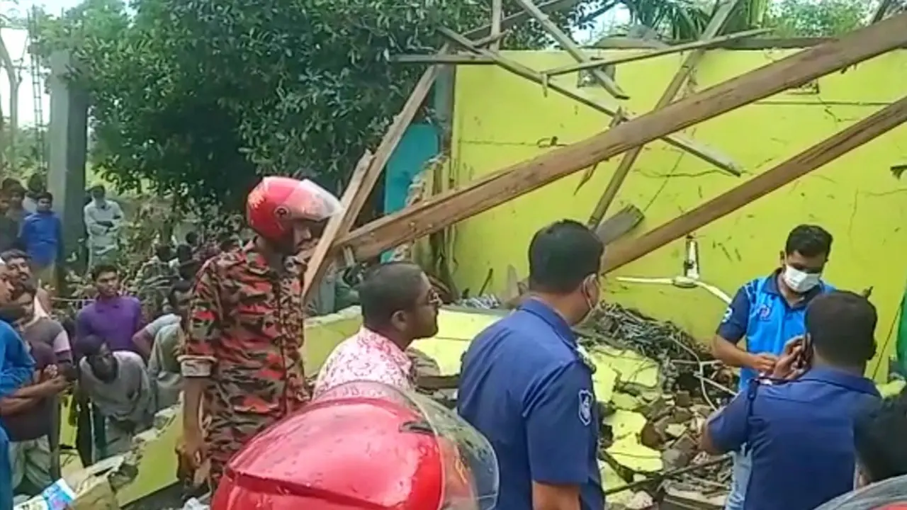 পটকা বানানোর সময় বজ্রপাত, বিস্ফোরণে দুই নারীর মৃত্যু