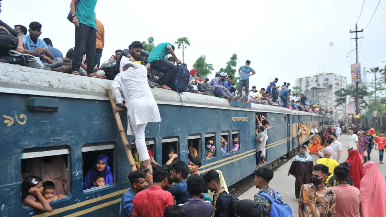 ঢাকা ছেড়েছে ১ কোটি মানুষ