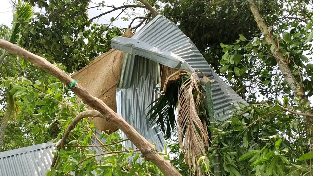 ঝড়ে উড়ে গেছে ঘর-বাড়ি, ২০০ পরিবারের মানবেতর জীবনযাপন