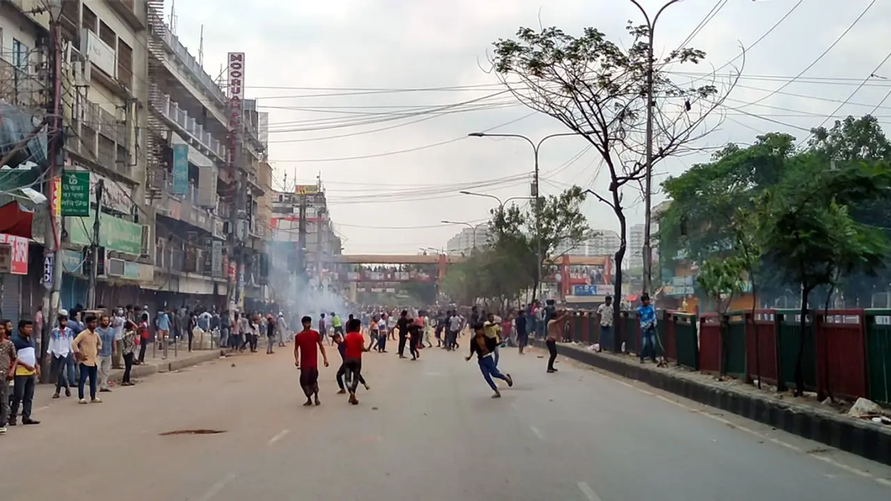 আবারও উত্তপ্ত নিউ মার্কেট এলাকা, চলছে পাল্টাপাল্টি ধাওয়া