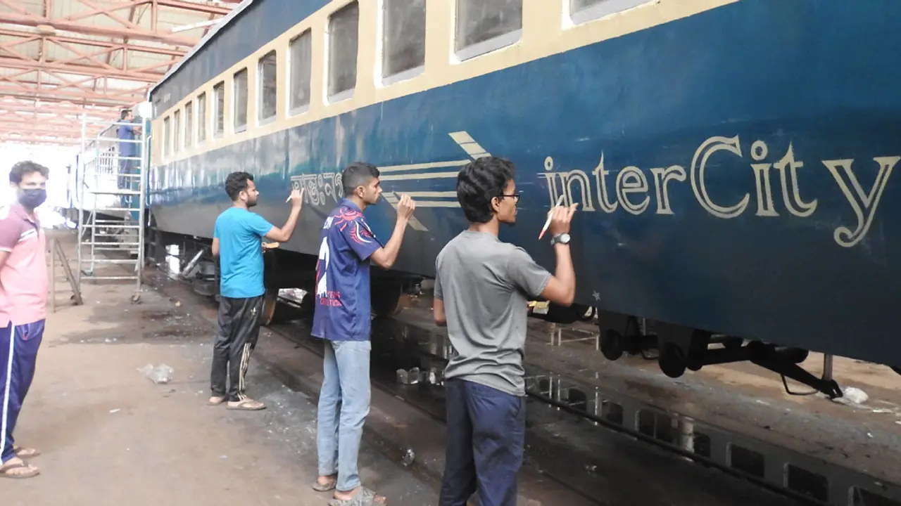 সৈয়দপুর রেলওয়ে কারখানায় তৈরি হচ্ছে ৫০ কোচ, ব্যস্ত শ্রমিকরা