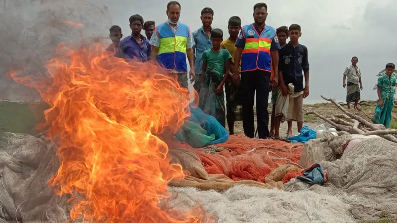নোয়াখালীতে দেড় কোটি টাকার জাল পুড়ে দিল নৌ পুলিশ