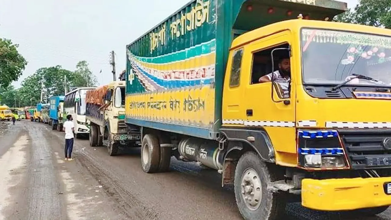 দৌলতদিয়ায় ৪ কিলোমিটার যানবাহনের দীর্ঘ সারি