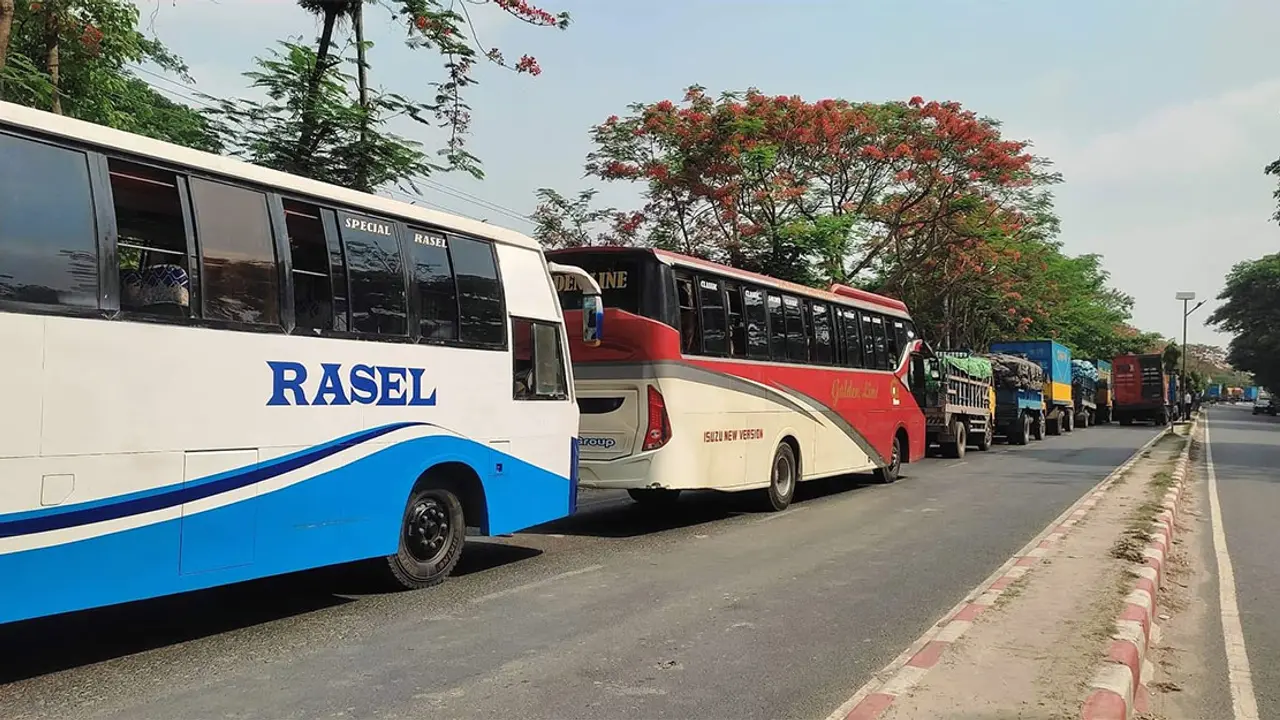 দৌলতদিয়ায় ১৮ ঘণ্টা অপেক্ষায় ৪ শতাধিক যান