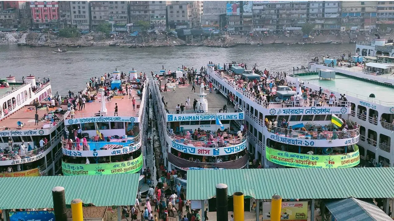 শেষ বিকেলে সদরঘাটে উপচে পড়া ভিড়