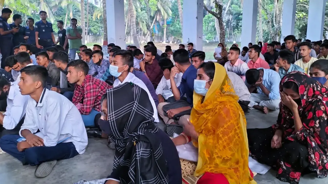 ১২০ টাকায় পুলিশে চাকরি পেয়ে কাঁদলেন তারা