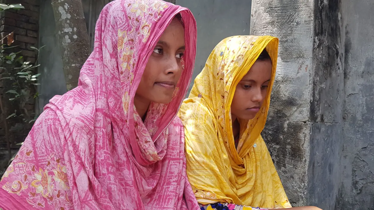 একসঙ্গে পুলিশে চাকরি পেয়ে যমজ বোনের চমক
