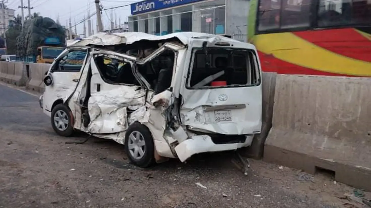উল্টো পথে যাওয়ার সময় মাইক্রোবাসকে কাভার্ড ভ্যানের চাপা, নিহত ১