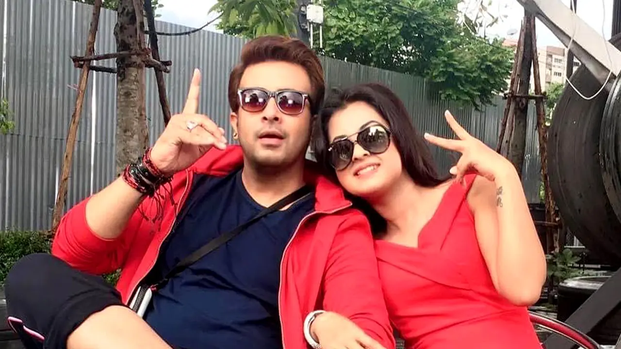 ১৪ মাস পর শাকিবের সঙ্গে ছবি দিয়ে কী বললেন বুবলী?