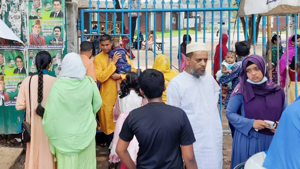 বন্ধ পার্কে এসে ফিরে যাচ্ছে শিশুরা