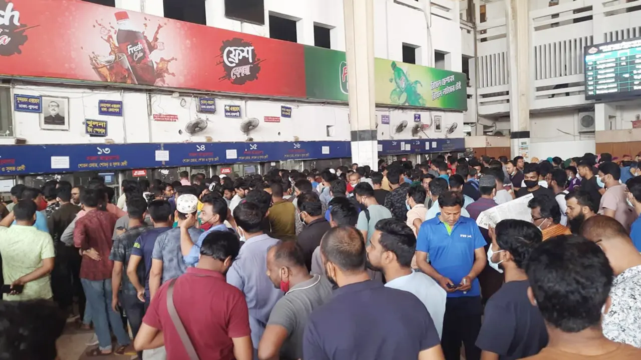টিকিটপ্রত্যাশীদের ভিড় কিছুটা কম কমলাপুরে