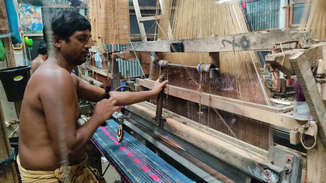 টাঙ্গাইলে ৬০ ভাগ তাঁতকল বন্ধ, নেই শাড়ি তৈরির ধুম