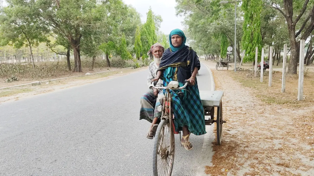 অটোভ্যান চালিয়ে অন্ধ স্বামী ও মেয়ের মুখে খাবার তুলে দেন মর্জিনা