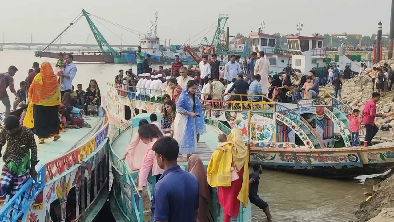 দর্শনার্থীদের পদচারণায় মুখর বঙ্গবন্ধু সেতুপূর্ব যমুনা পাড়