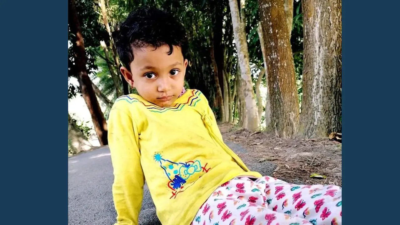 নোয়াখালীতে সন্ত্রাসীদের গুলিতে বাবার কোলে থাকা মেয়ে নিহত