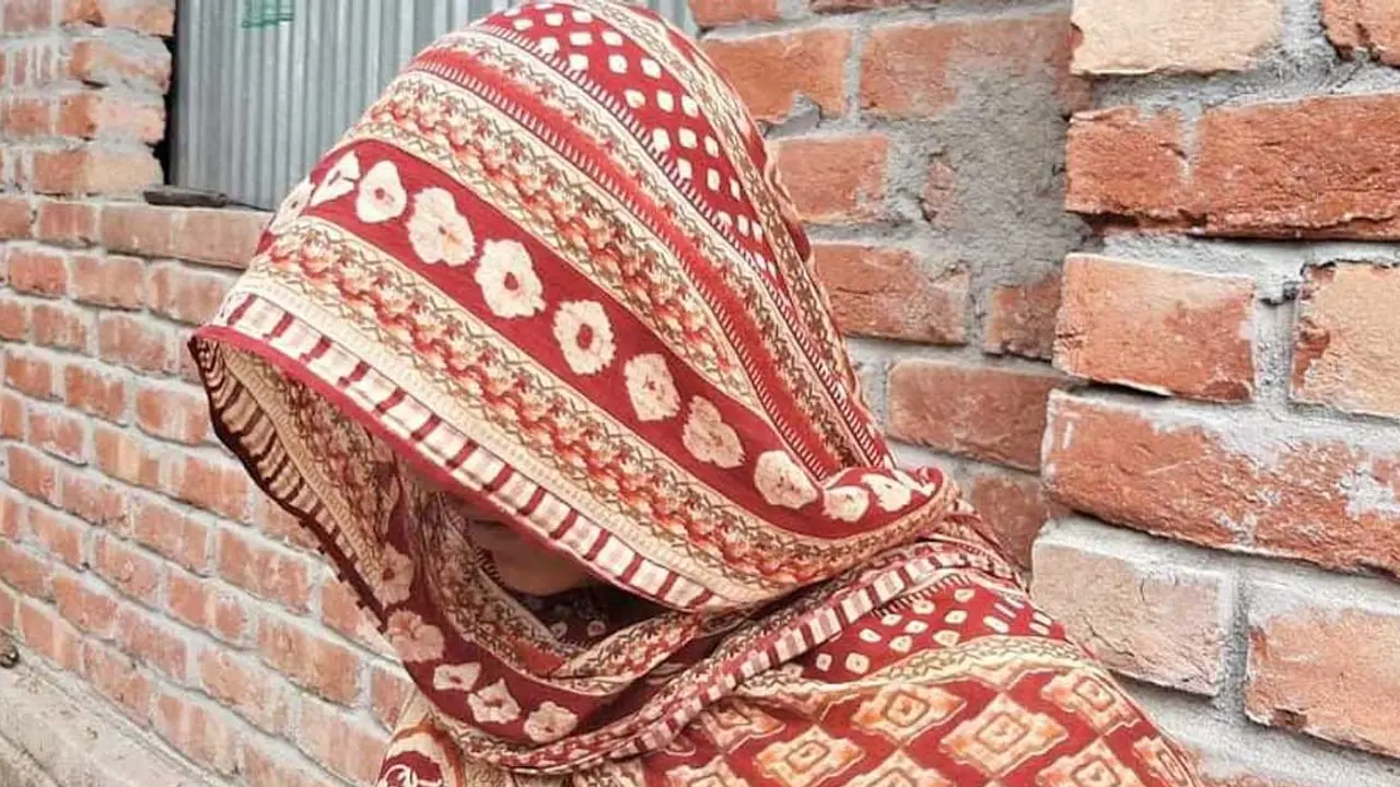 খাবারে চুল পাওয়ায় স্ত্রীকে পিটিয়ে ন্যাড়া করে দিলেন স্বামী