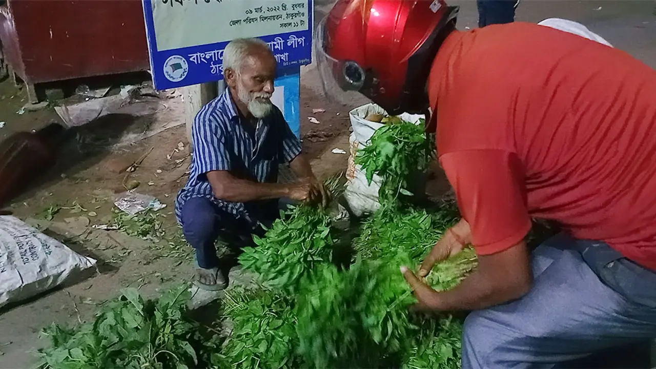 অভাব তাড়াতে গভীর রাতেও শাক বেচেন আজিজুল