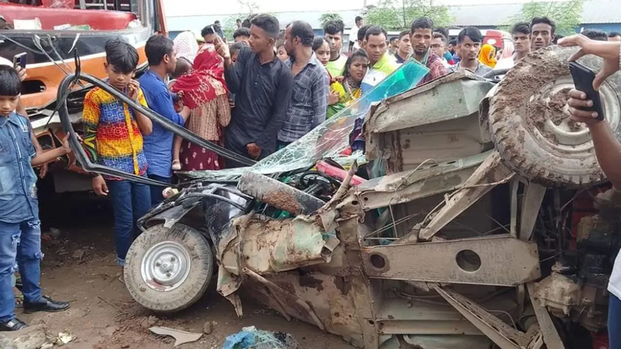 পাঁচ মিনিটের ব্যবধানে একই স্থানে সড়ক দুর্ঘটনায় ৫ জন নিহত