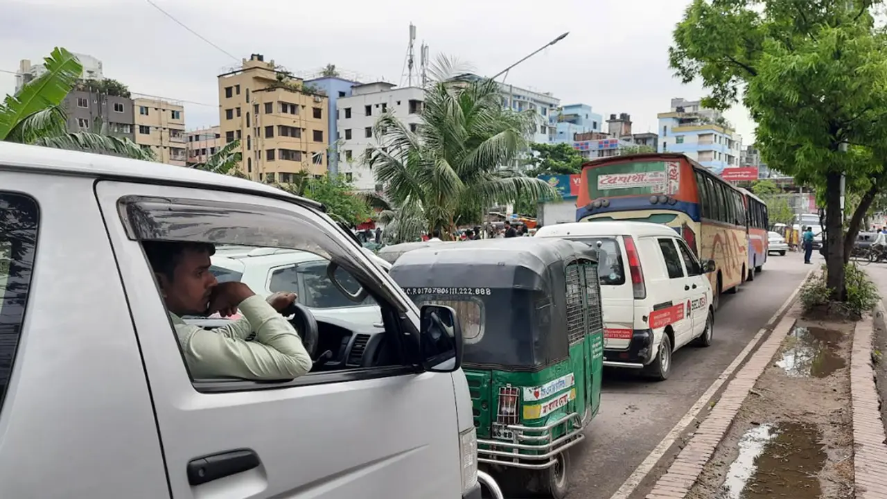 স্বস্তির বৃষ্টিতে ভোগান্তি নিয়ে দিনের শুরু