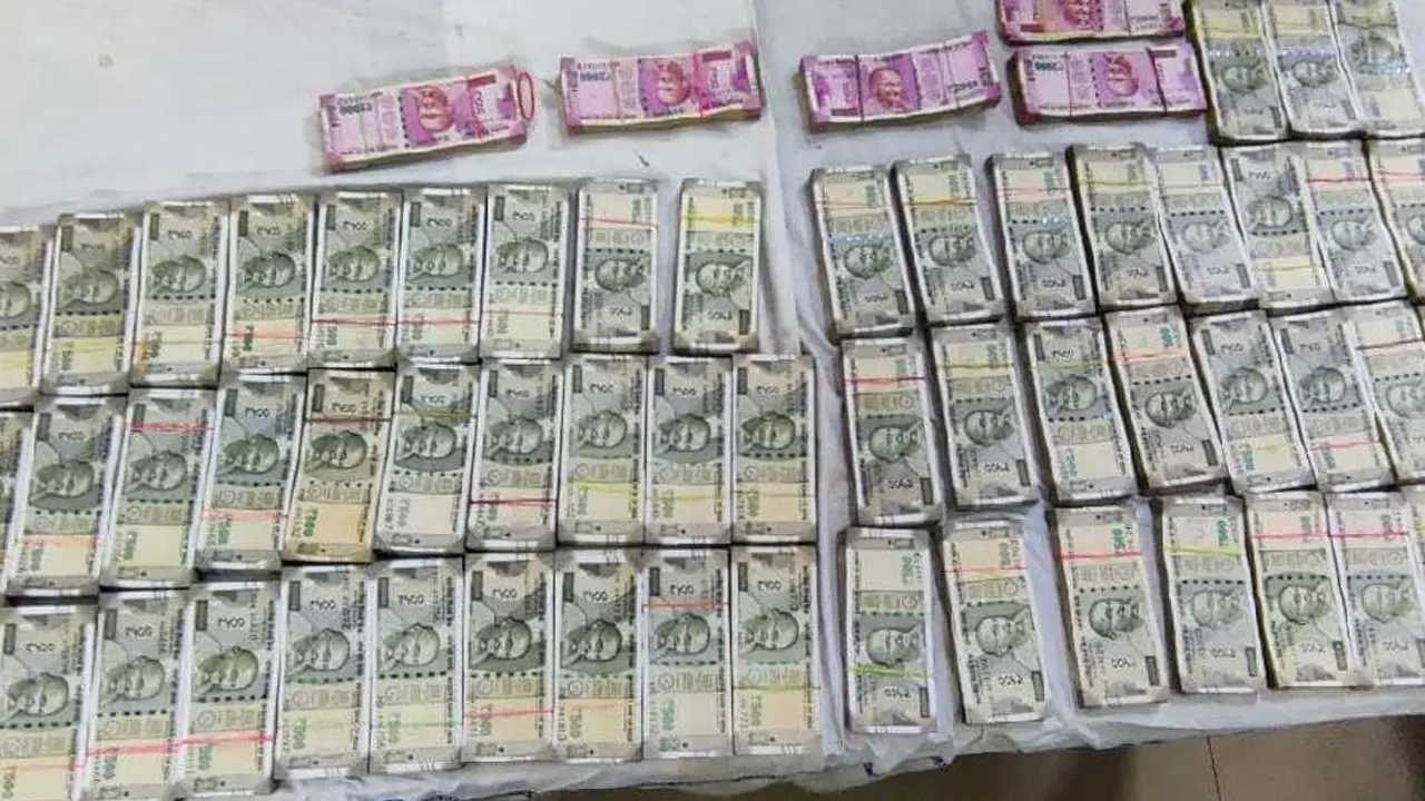 রেলস্টেশন থেকে উদ্ধার সাড়ে ৩৮ লাখ রুপি