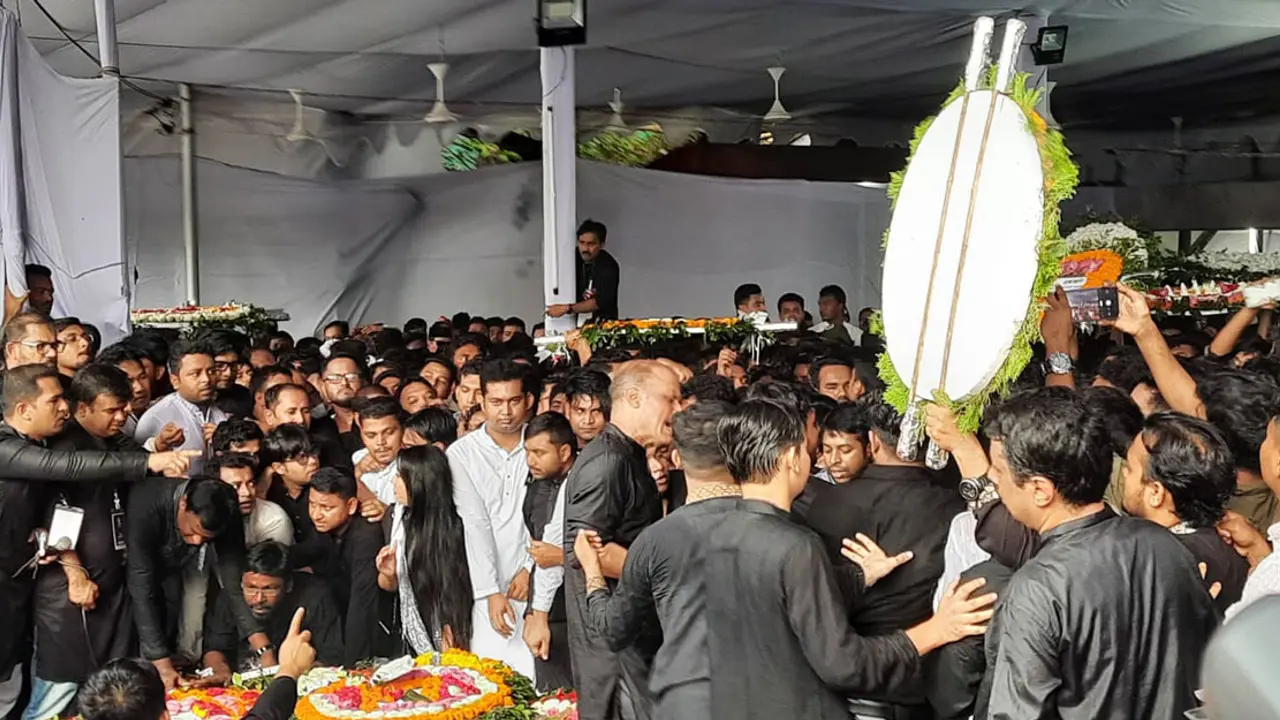 বঙ্গবন্ধুর প্রতিকৃতির সামনে ছাত্রলীগের ধাক্কাধাক্কি