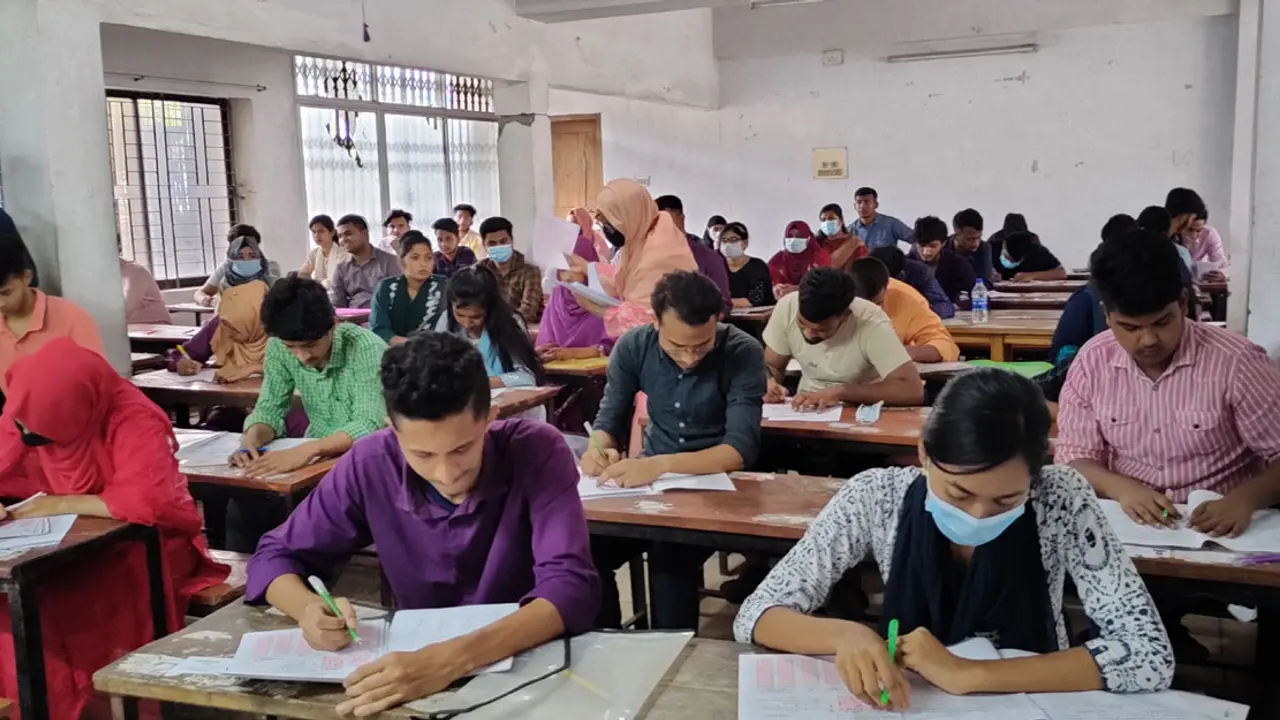 সাত কলেজের বাণিজ্য অনুষদের ভর্তি পরীক্ষা শুরু