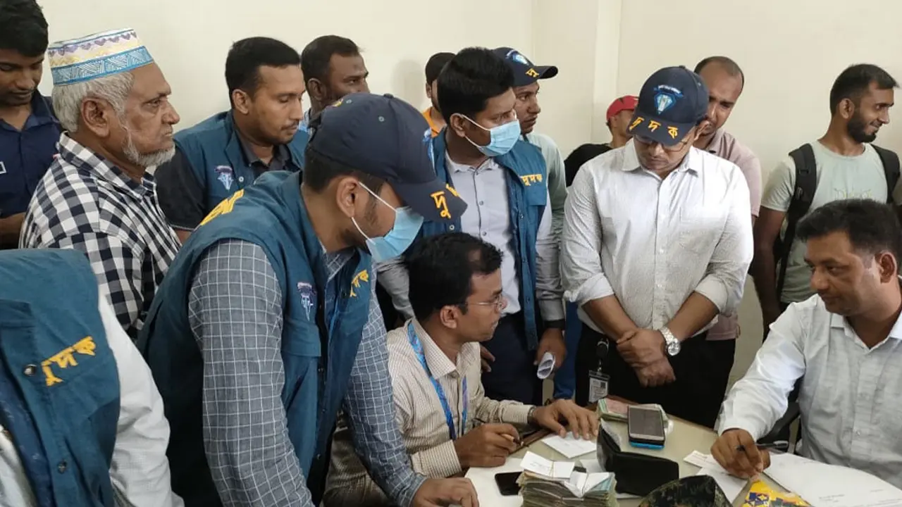 পাসপোর্ট অফিসে দুদকের অভিযান, ৩ দালালের জেল-জরিমানা