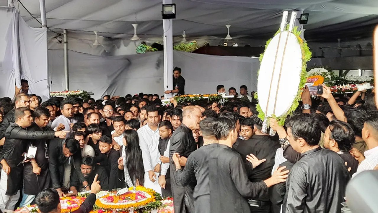 শোক দিবসে বঙ্গবন্ধুর প্রতিকৃতিতে সর্বস্তরের মানুষের শ্রদ্ধা