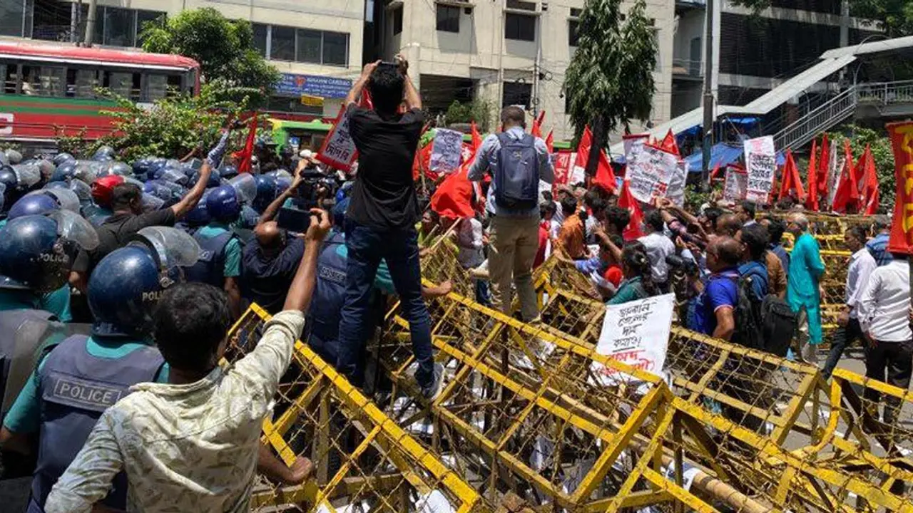 পুলিশের সঙ্গে ধস্তাধস্তিতে শাহবাগ মোড়ে শেষ বাম জোটের বিক্ষোভ