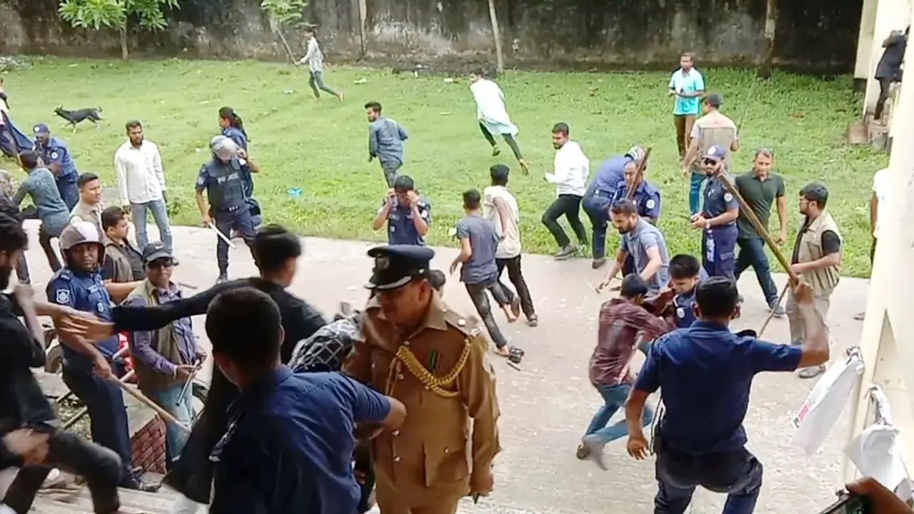 এমপির সামনেই সংঘর্ষে জড়াল ছাত্রলীগ, পুলিশের লাঠিচার্জ
