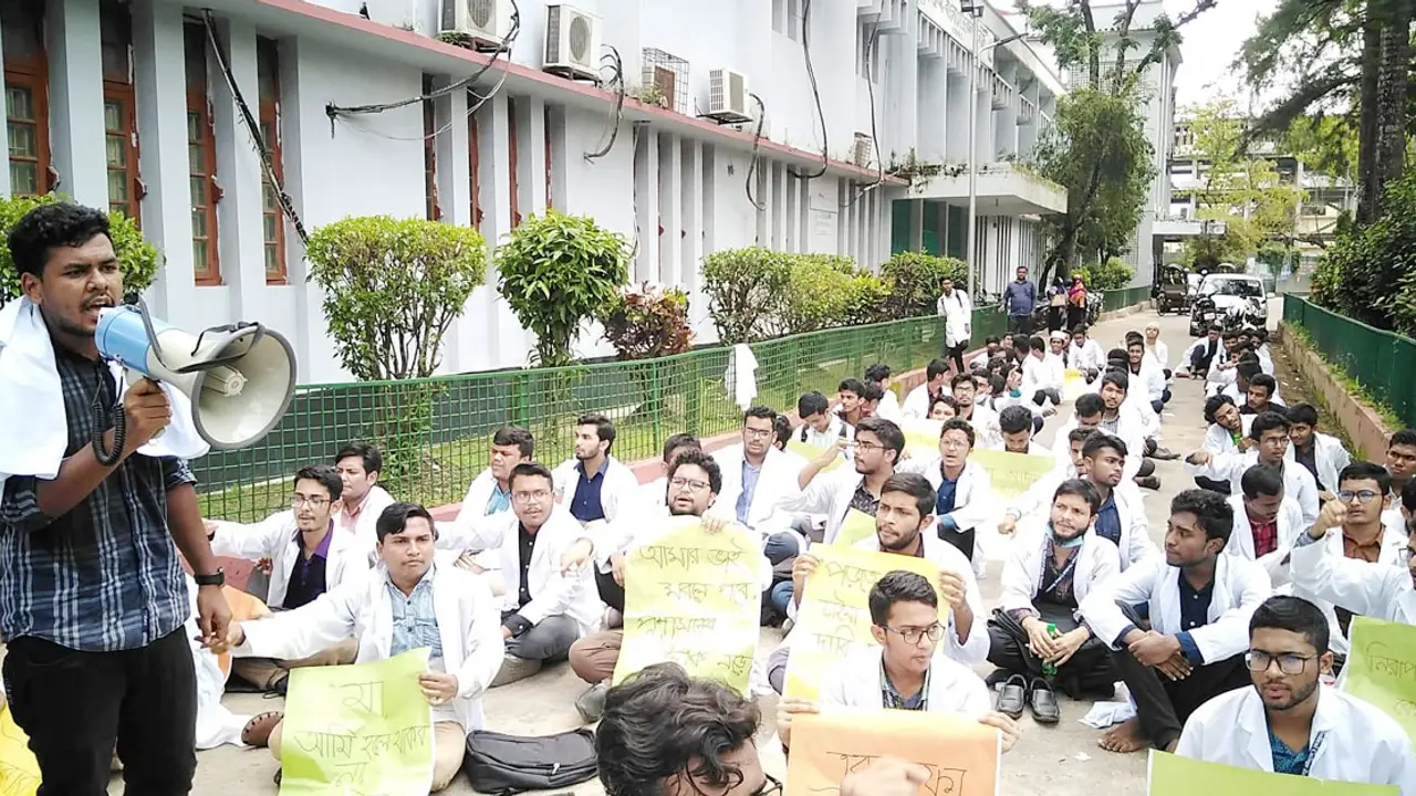 শের-ই-বাংলা মেডিকেলে অধ্যক্ষের কার্যালয় ঘেরাও করে বিক্ষোভ