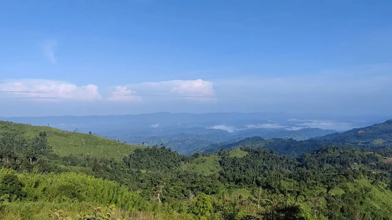 বান্দরবান : মেঘ যেখানে পাহাড় ছুঁয়ে যায়