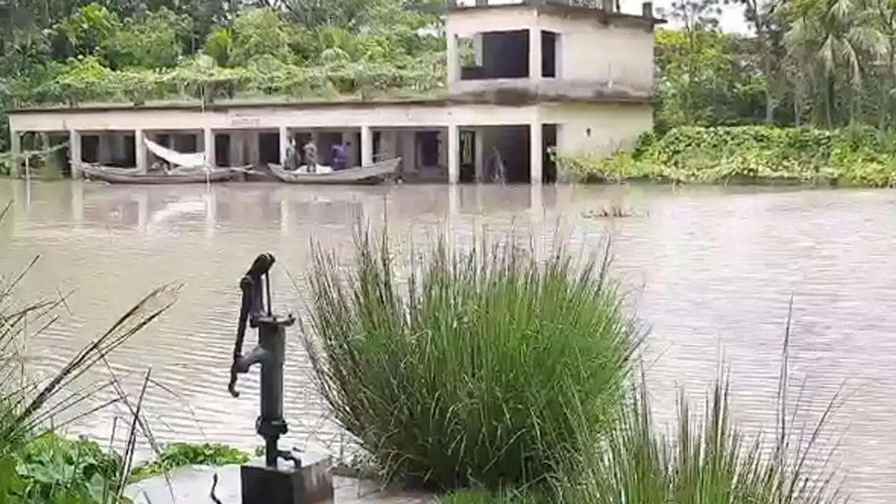 জোয়ারে ডুবেছে ফসল, ভেসেছে পুকুর