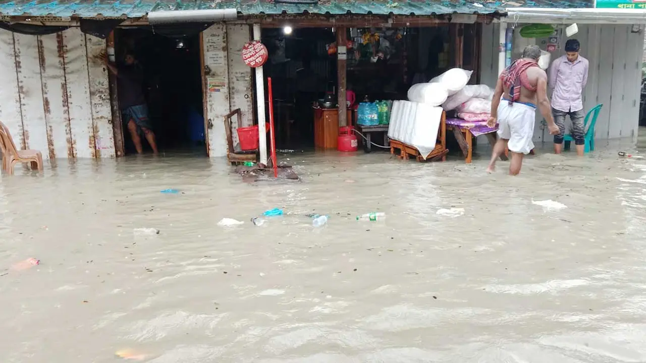 বরগুনায় বিপৎসীমার ওপরে নদ-নদীর পানি, পৌর শহর প্লাবিত