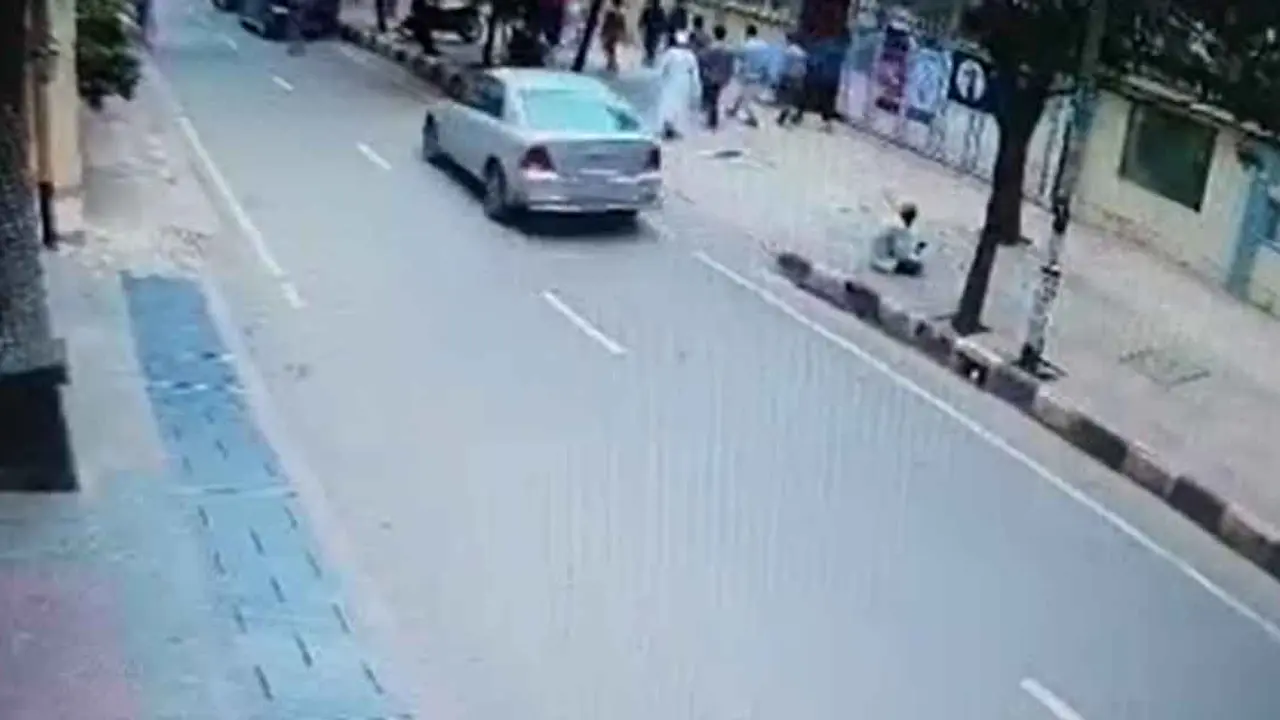 চুরি করা গাড়ি নিয়ে পালানোর সময় নারীকে ধাক্কা, অতঃপর…