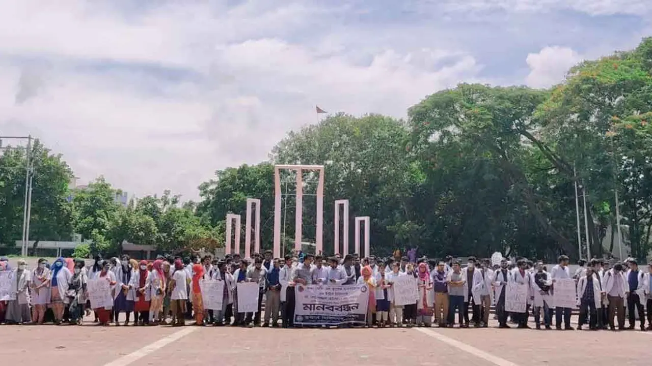 চিকিৎসককে মারধর, জড়িত ঢাবি শিক্ষার্থীদের বিচার দাবি