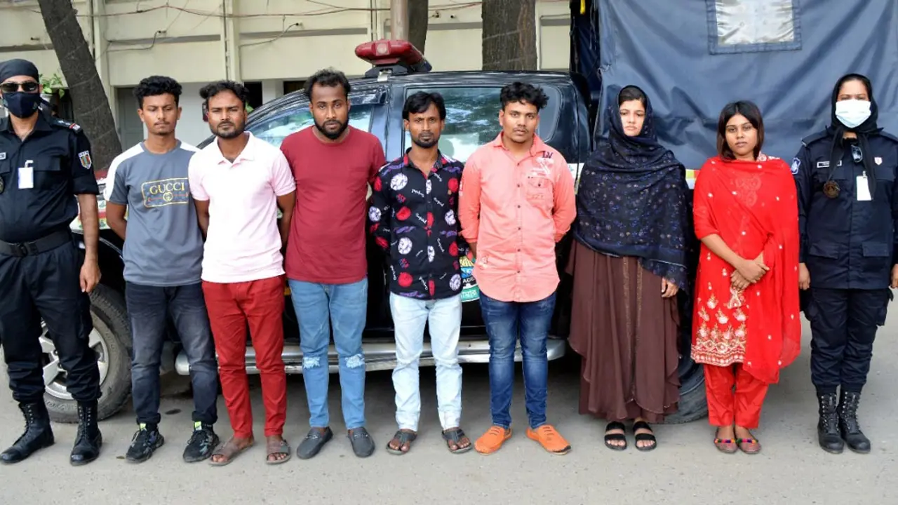 স্ত্রীকে দিয়ে ফাঁদ, ধনাঢ্যদের আপত্তিকর ছবি তুলে ব্ল্যাকমেইল