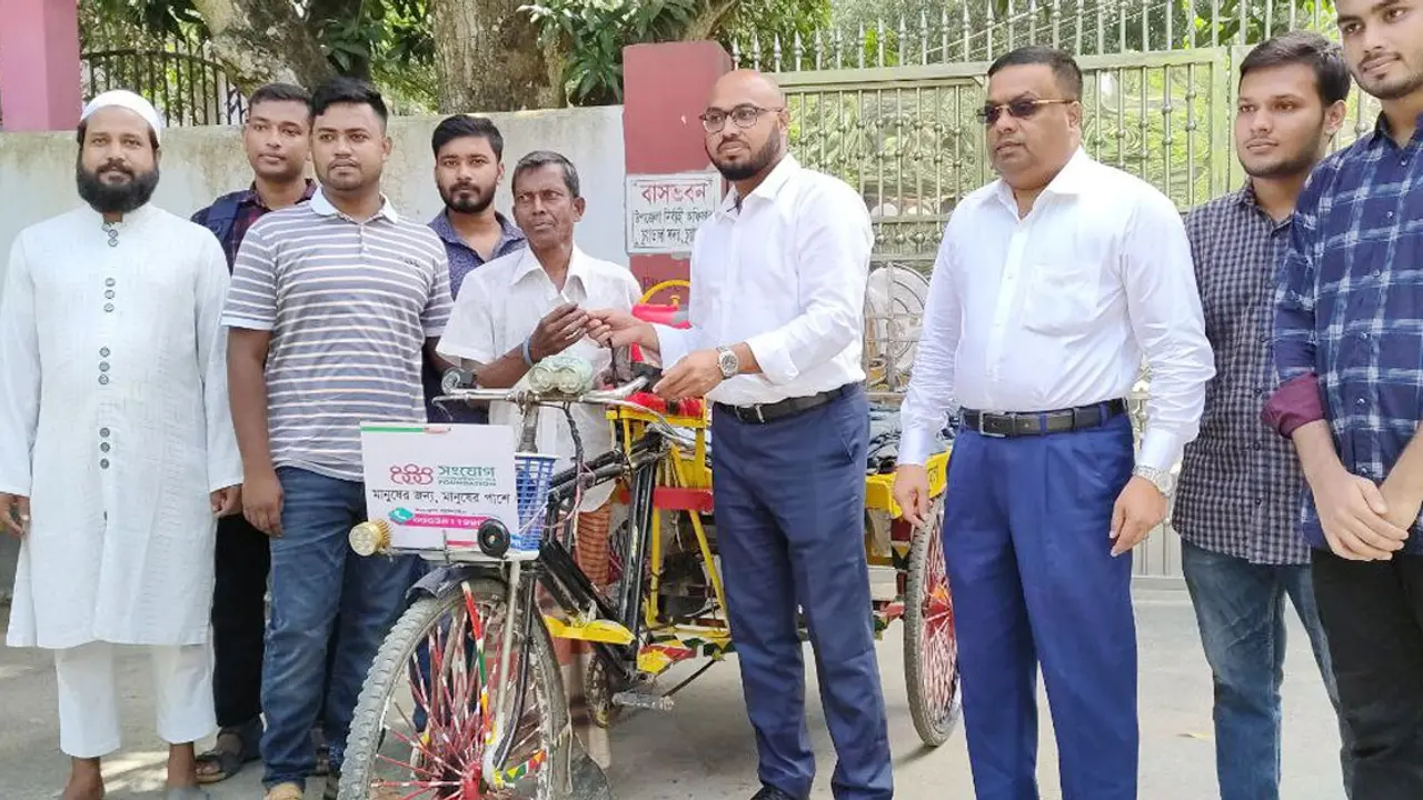 নতুন ভ্যান পেলেন সেই অসুস্থ বৃদ্ধ