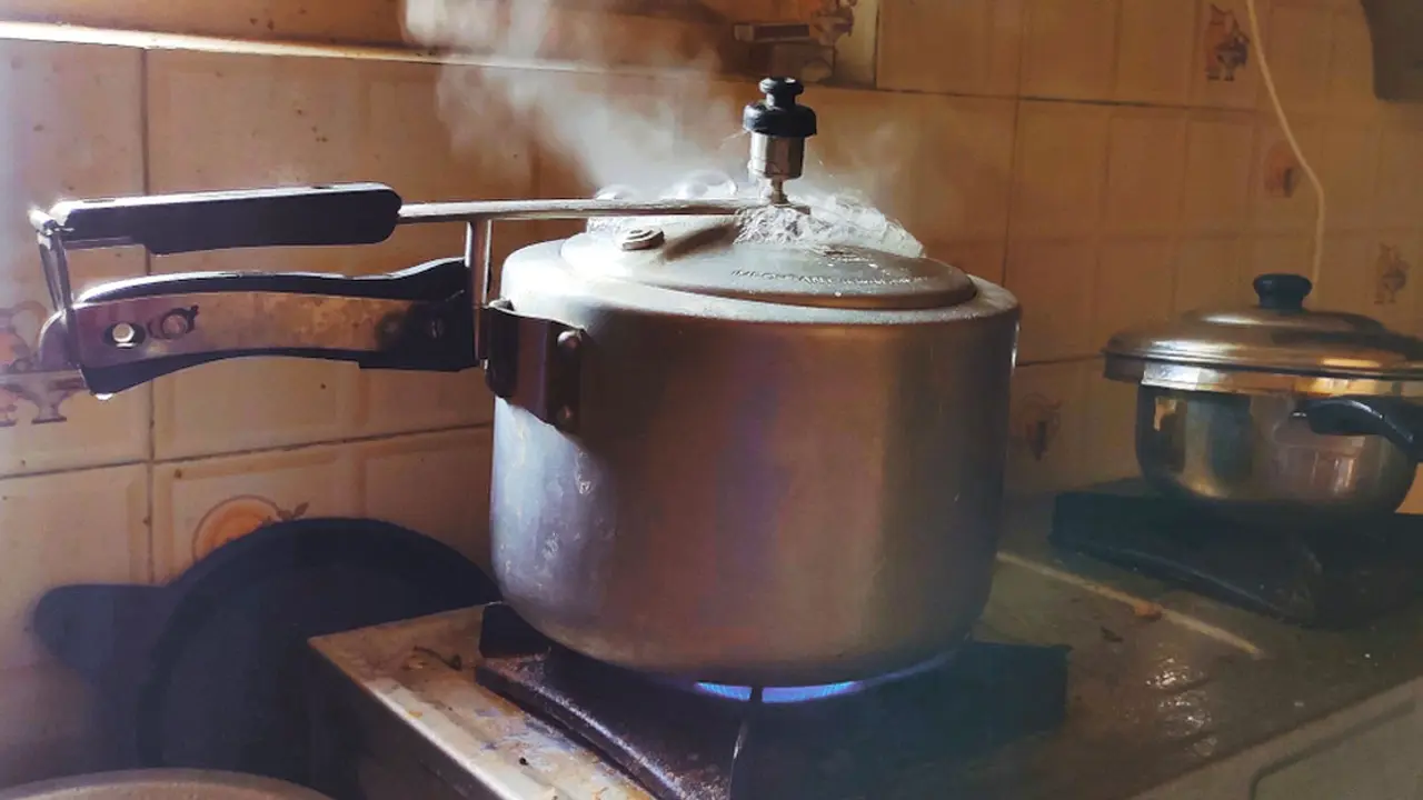 প্রেশার কুকার নিরাপদে ব্যবহার করার উপায়